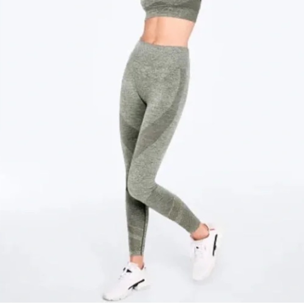 NWT Victoria's Secret Pink Seamless 7/8 Leggings Size Large